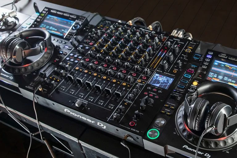 Pioneer DJ presenta DJM-V10, un mezclador de seis canales para DJs premium 9 djm v10 dual headphones